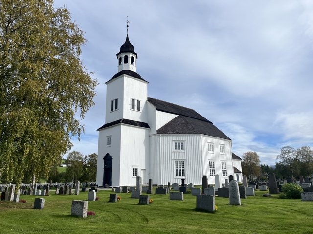 Tynset kirke er bygget i tre og ble oppført i 1795. Kirken har åttekantplan. Kirken har vernestatus automatisk listeført. Foto: Hamar bispedømmeråd