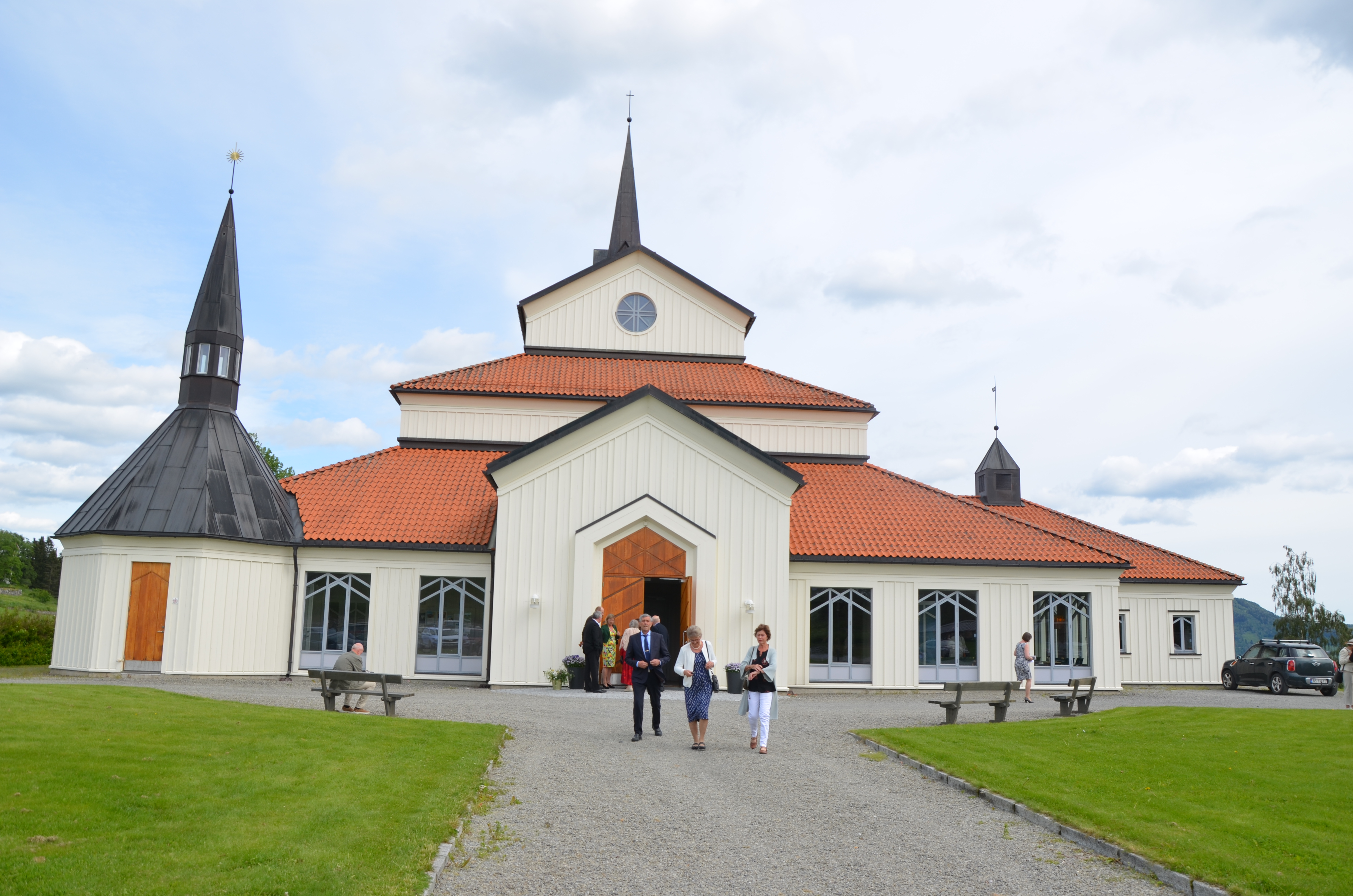 Veldre kirke er bygd i år 2000 og et landemerke i landskapet. Foto: Hamar bispedømme
