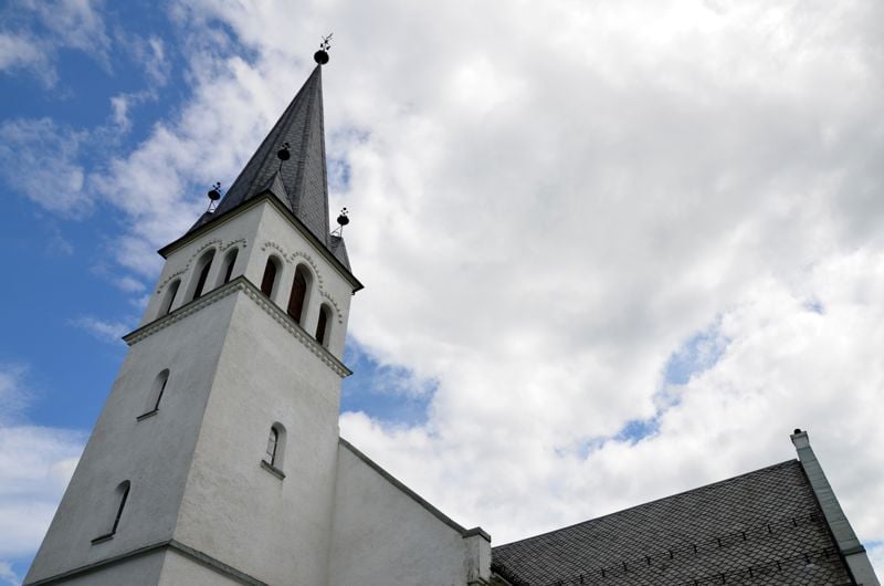 Vigslingen foregår i Furnes kirke bygd i 1708. Foto: Aslaug S. Haugen
