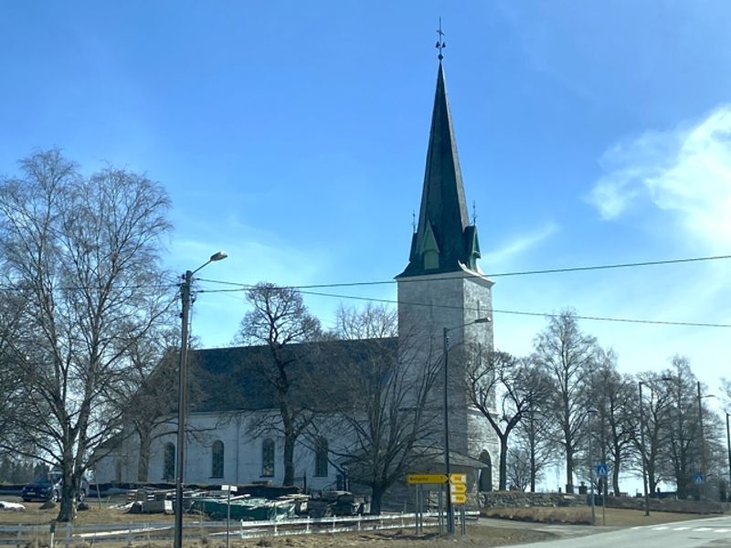 Vigslingen skjer i Stavsjø kirke, ei steinkirke fra 1880. Foto: Aslaug S. Haugen