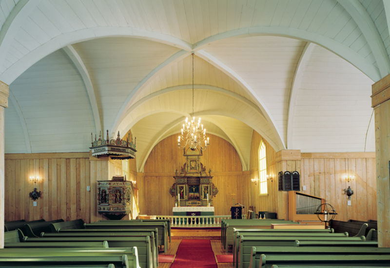 Brandval kirke er eldste kirkebygg i Glåmdals-distriktet. Da kirken ble restaurert til 300-årsjubileet ble den opprinnelige prekestolen og altertavlen tilbakeført.Foto: Jiri Havran