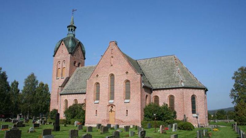 Strøm kirke ligger vakkert til i Sør Odal