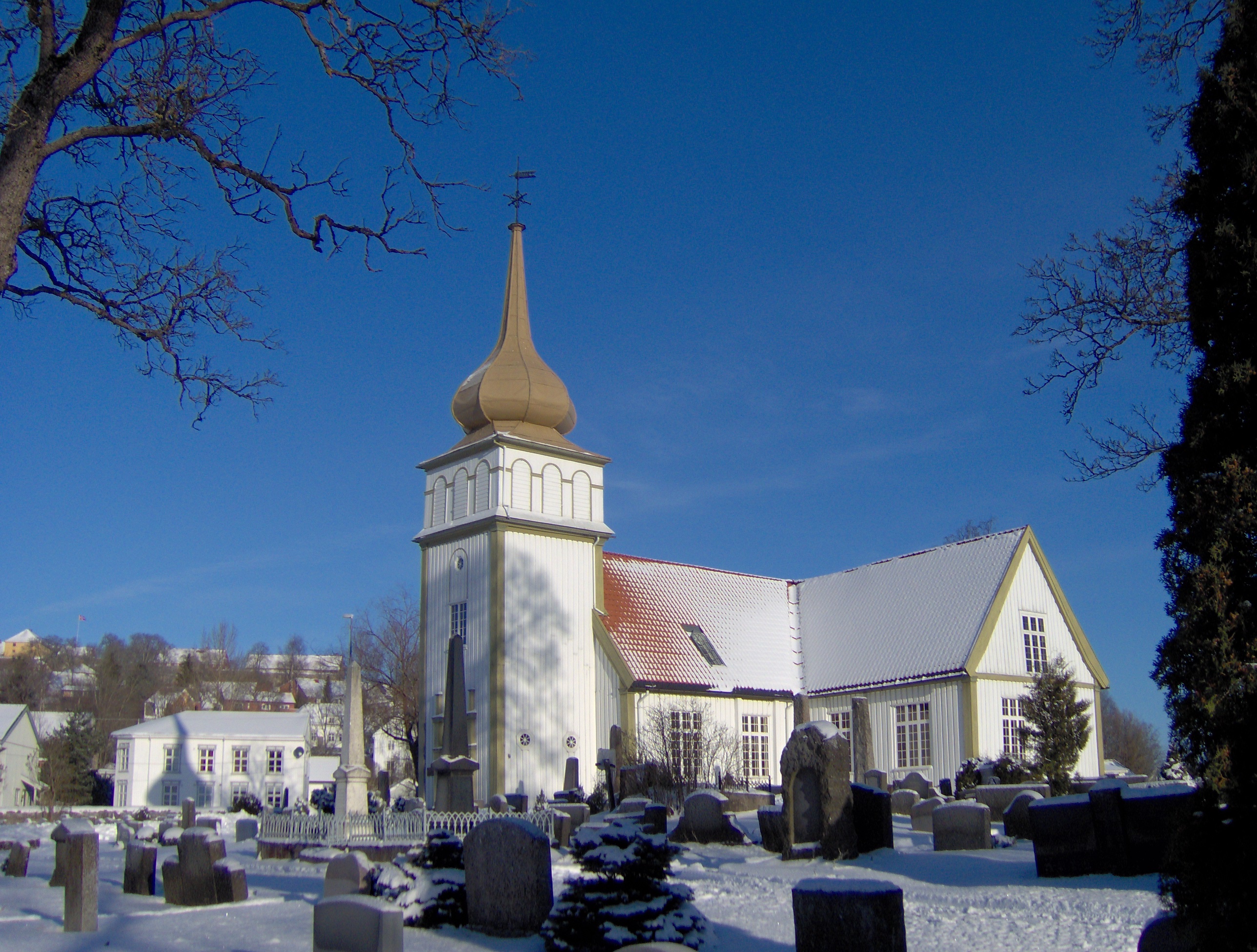 Vinger kirke er bygget i tre, og er fra 1697. Den har korsplan og 600 sitteplasser. Arkitekt: Peder Gundersen Norigarden