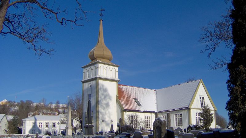 Vinger kirke er bygget i tre, og er fra 1697. Den har korsplan og 600 sitteplasser. Arkitekt: Peder Gundersen Norigarden