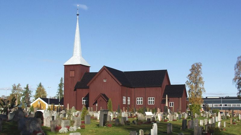 Elverum kirke er bygget i tre og ble oppført i 1738. Kirken har 700 sitteplasser. Kirken har vernestatus automatisk listeført. Foto: kirkesok.no