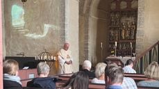 Grava er tom! Det viser bildet på veggen i Balke kirke under gudstjenesten der 1. påskedag. Foto: Hamar bispedømme