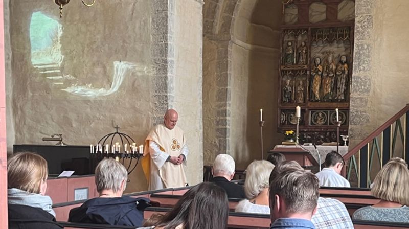 Grava er tom! Det viser bildet på veggen i Balke kirke under gudstjenesten der 1. påskedag. Foto: Hamar bispedømme