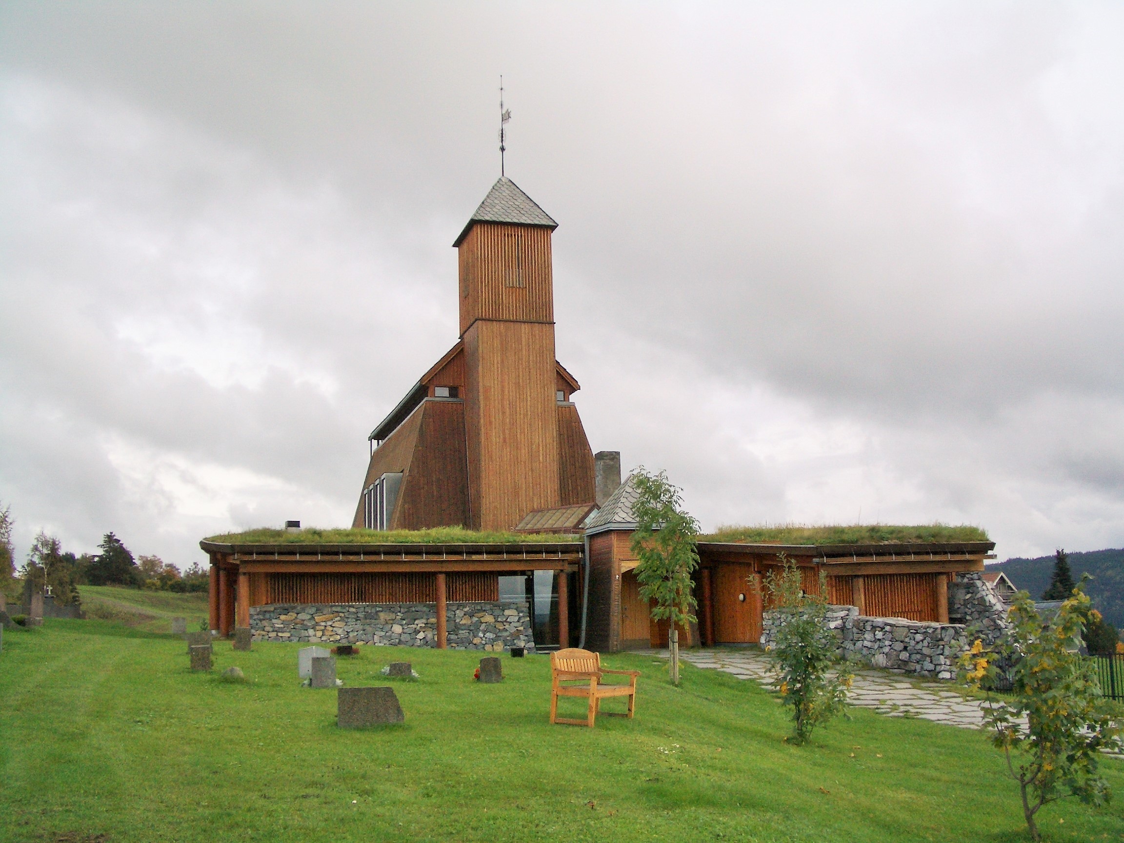 Seegård kirke fra 1997 har altertavle av Håkon Gullvåg. Foto: Kirken.no