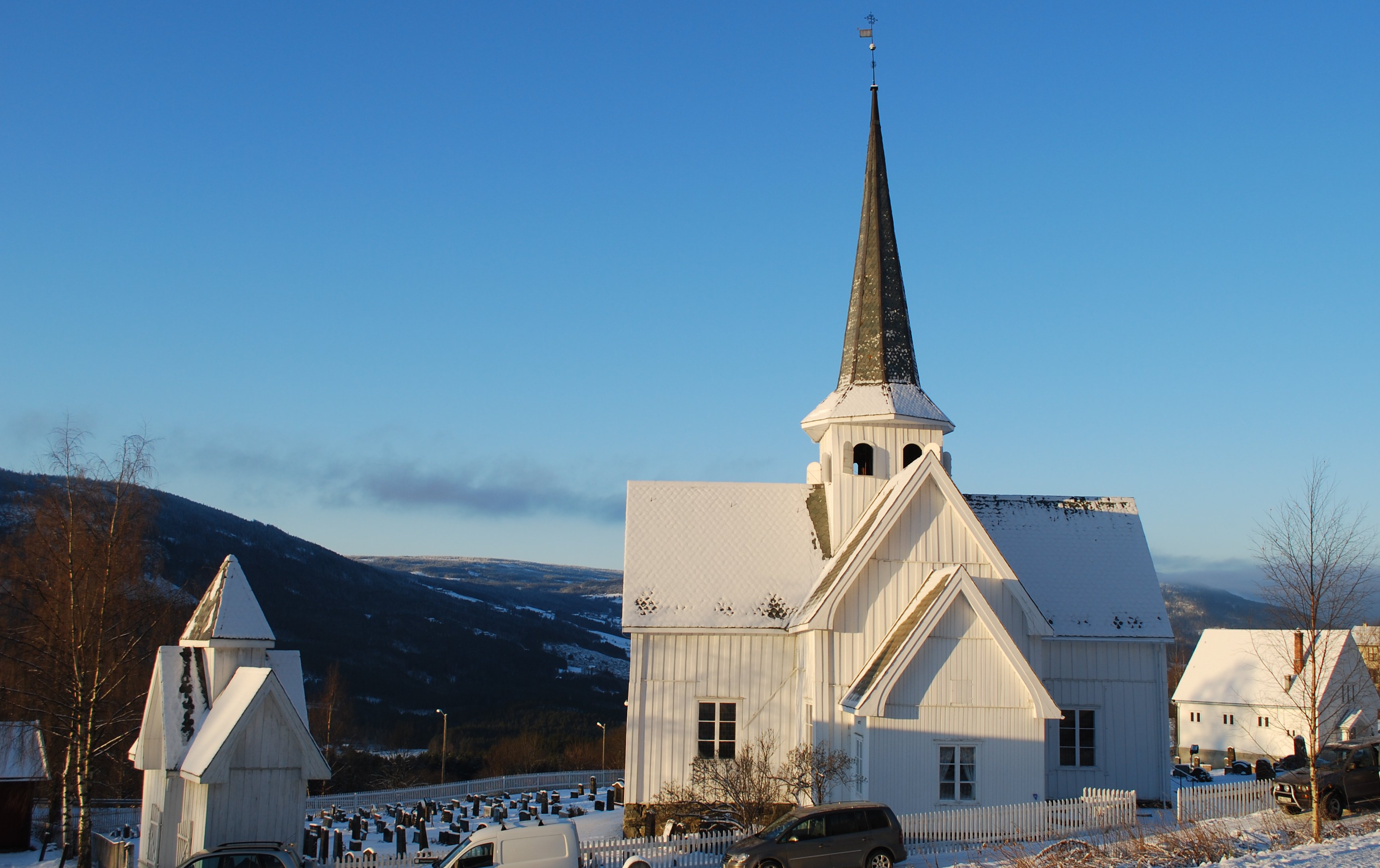 Aurdal kirke ligger i Aurdal sokn. Kirken er bygget i tre. Den ble oppført i 1737. Kirken har korsplan og 250 sitteplasser. Den har vernestatus automatisk listeført hos Riksantikvaren. Arkitekt: S. Trådset. Kilde: kirkesok.no