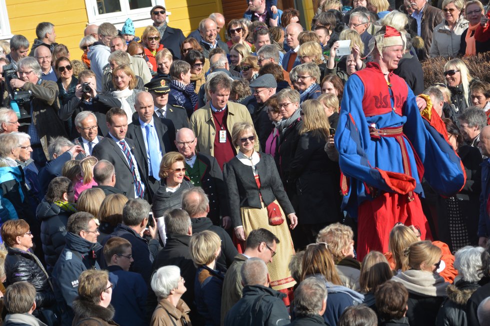 27. april 2016 åpnet Dronning Sonja Glasslåven kunstsenter på Granavollen. Det var nesten publikumsrekord ved søsterkirkene. Foto: Sissel Skjervum Bjerkehagen, avisen Hadeland. Gjengitt med tillatelse.