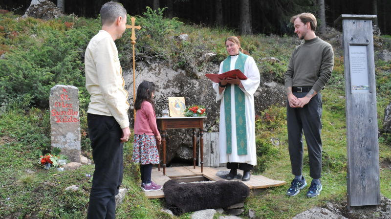 Dette er Anna Sofia med pappaene Ivar og Peder Arnt. Her er hun på dåpsdagen da hun ble døpt i Olavskilden på Totenåsen. Foto: Mina Sveen