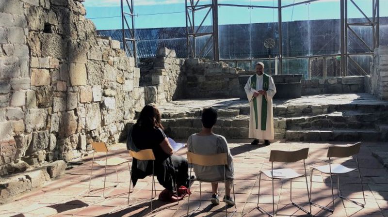Fra morgenbønn for pilegrimer i Hamardomen. Prest Lars Erlend Kielland sier han holder gudstjeneste om det er mange eller få. Foto Jorun Vang