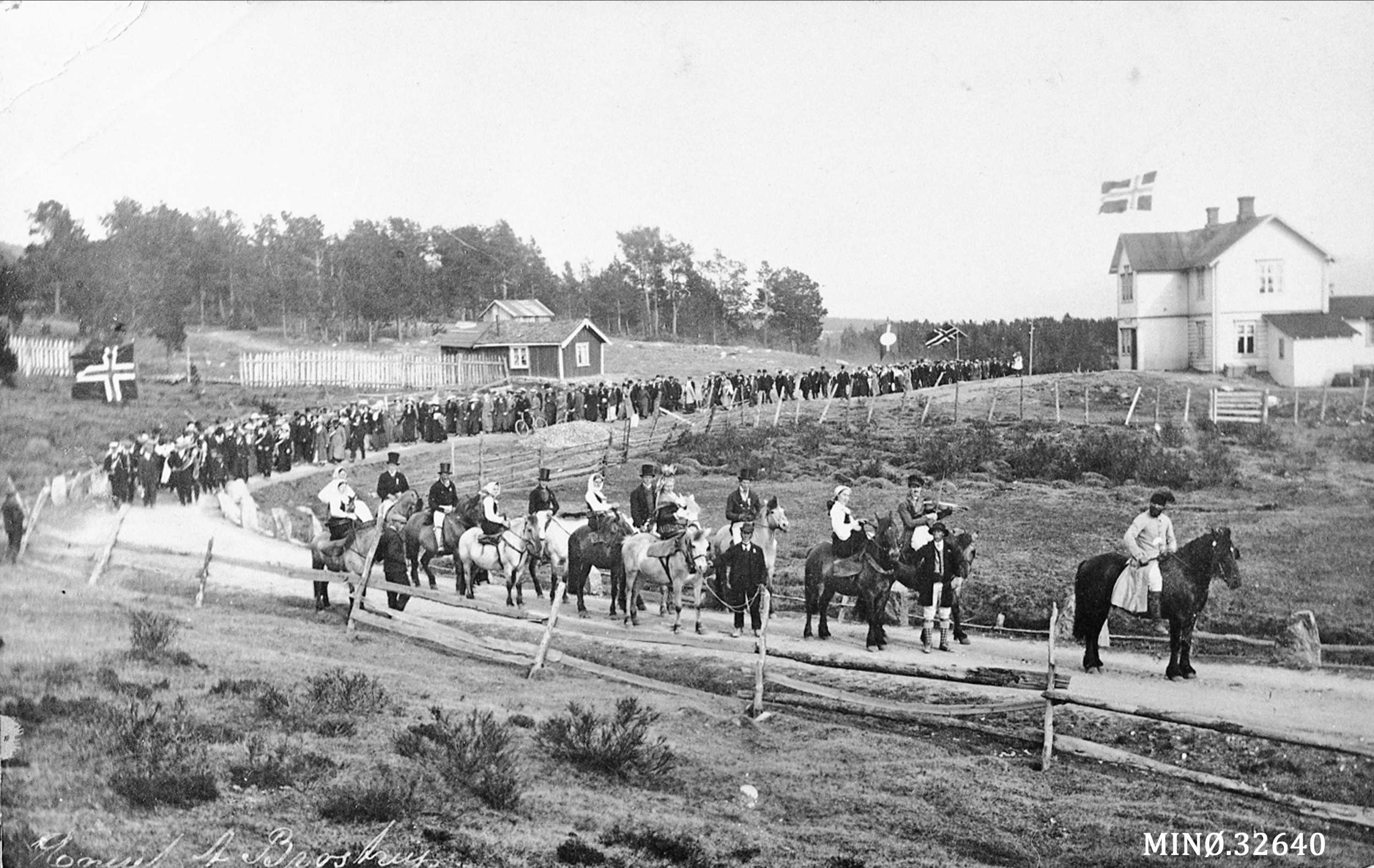 17.mai-opptog ved Solheim i Folldal 1914. Foto: Axel Rosenvinge Brostrup/Anno Musea i Nord-Østerdal