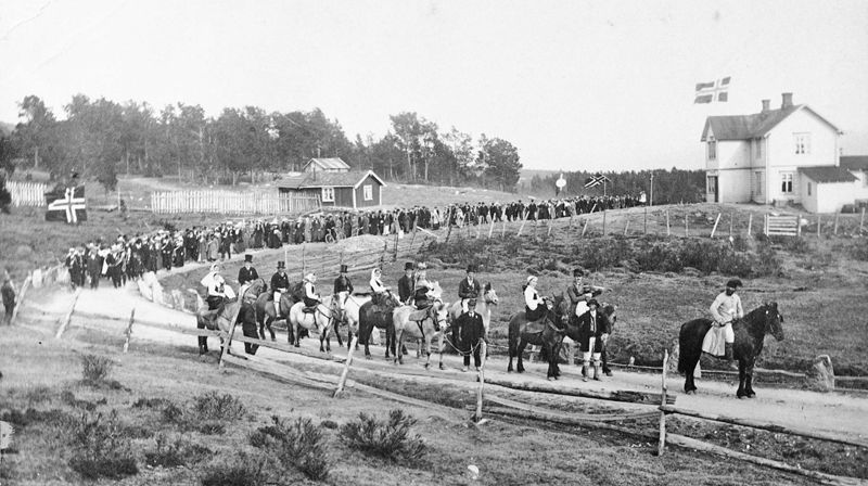 17.mai-opptog ved Solheim i Folldal 1914. Foto: Axel Rosenvinge Brostrup/Anno Musea i Nord-Østerdal