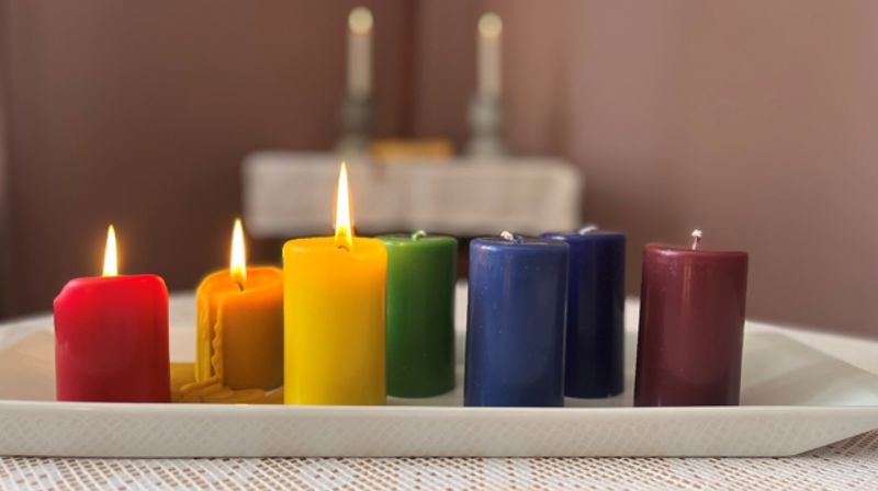 Lysa følger fastekalenderen. Gult lys for rettferd og nye tankesett. Foto: Hamar bispedømmeråd.