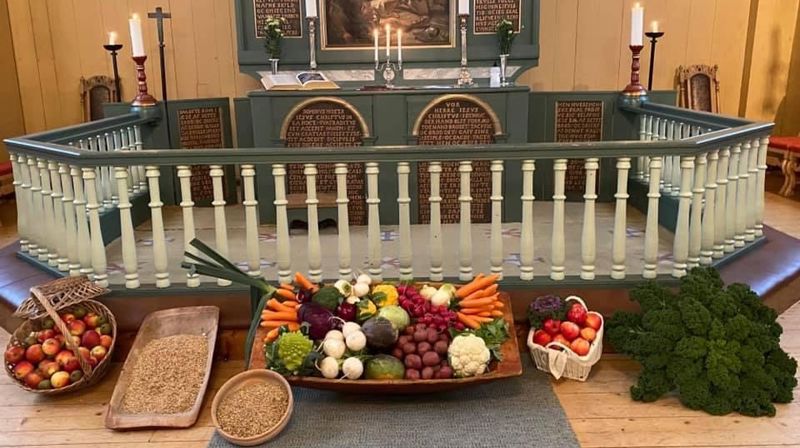 Det bugner av lokalproduserte varer til den årlige høsttakkefesten. Foto: Kolbu menighet