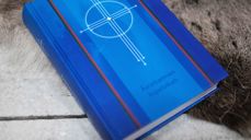 I 2019 kom en felles tekstbok med kirkeårets bibeltekster på sørsamisk. Svenska Kyrkan og Den norske kirke samarbeider om å gi ut magasinet Daerpes Dierije. I 2024 skal hele Det nye testamentet i Bibelen for første gang være ferdig oversatt til sørsamisk. Det er også en felles sørsamisk salmebok på trappene. Foto: Elin Iversen (C) Bibelselskapet