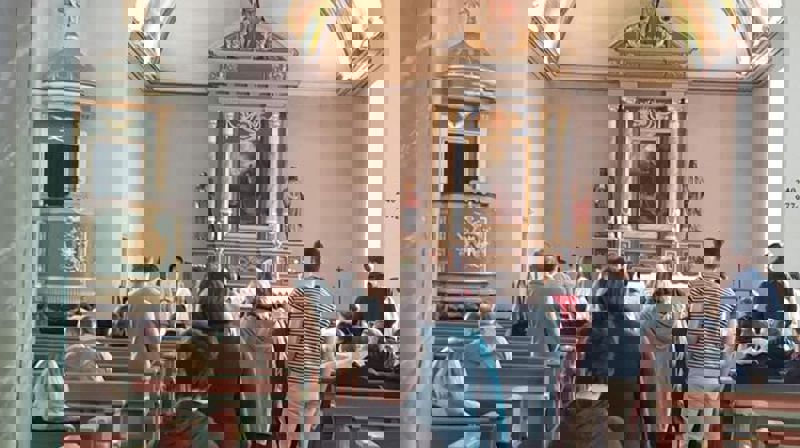 Vang er en av flere steder i Hamar bispedømme som søker etter folk