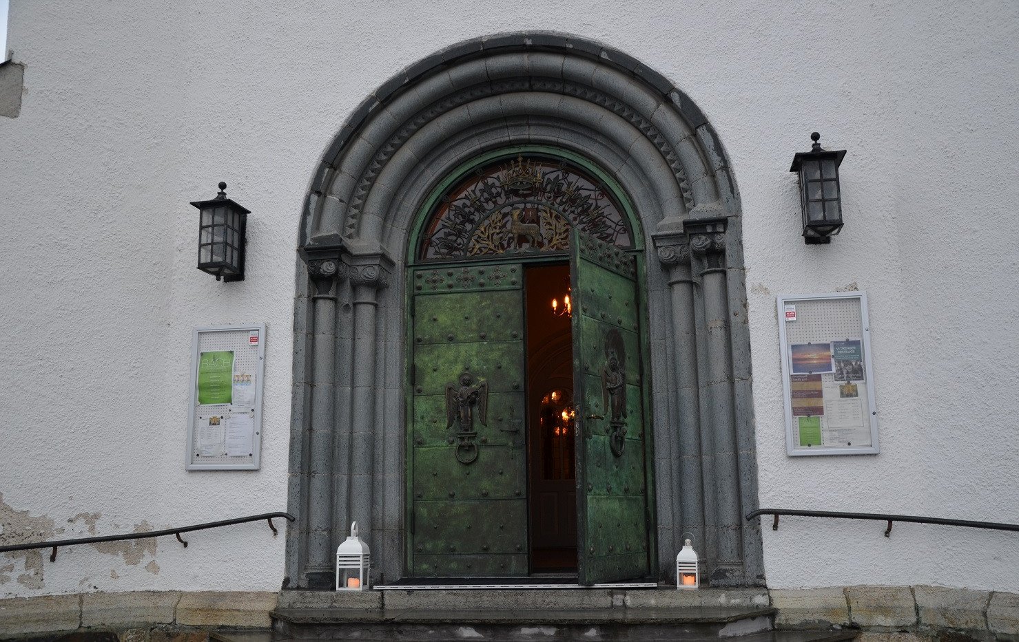 "Kanskje noen andre gløtter inn en ukjent dør, fordi de ser at du ikke flytter deg fra den døren du vil gjennom?" Foto: Liv Torhild Bråthen