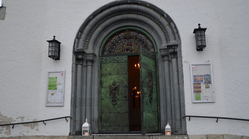 "Kanskje noen andre gløtter inn en ukjent dør, fordi de ser at du ikke flytter deg fra den døren du vil gjennom?" Foto: Liv Torhild Bråthen