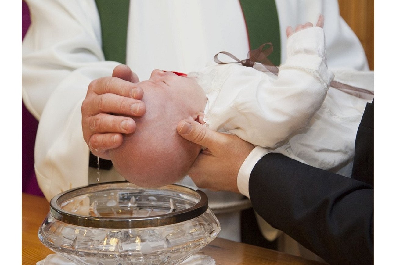 Barn som bæres til dåp. Illustrasjonsfoto fra pixabay.com/no