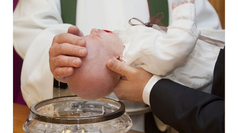 Barn som bæres til dåp. Illustrasjonsfoto fra pixabay.com/no