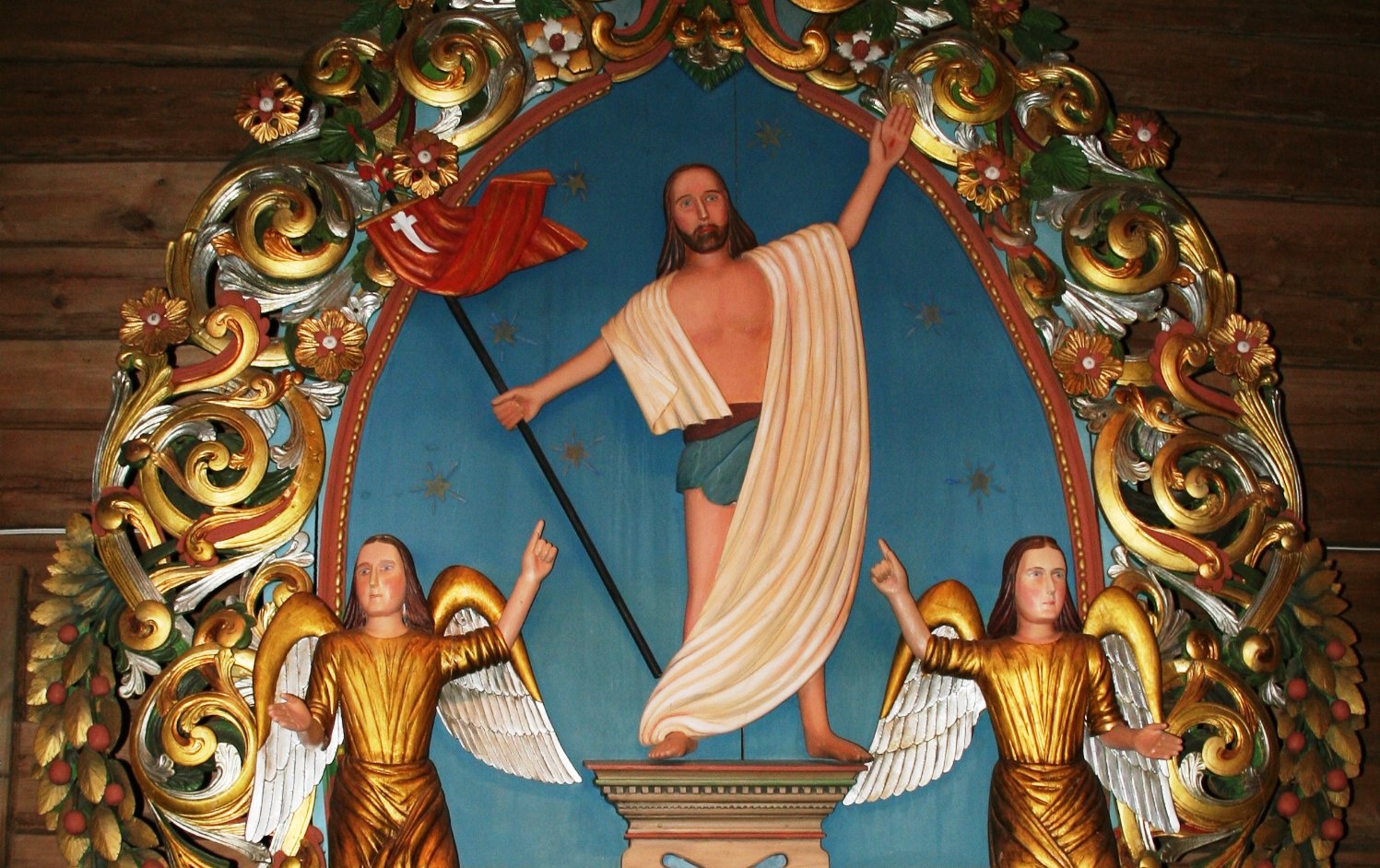 Den oppstandne og triumferende Kristus, omgitt av engler. Utdrag fra altertavlen i Bøverdalen kirke.