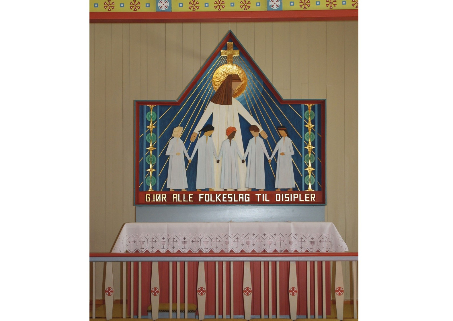 Altertavlen i Dalsbygda kirke fra 1973 er et relieff, skåret av Eystein Vingelsgaard. Motivet er misjonsbefalingen.