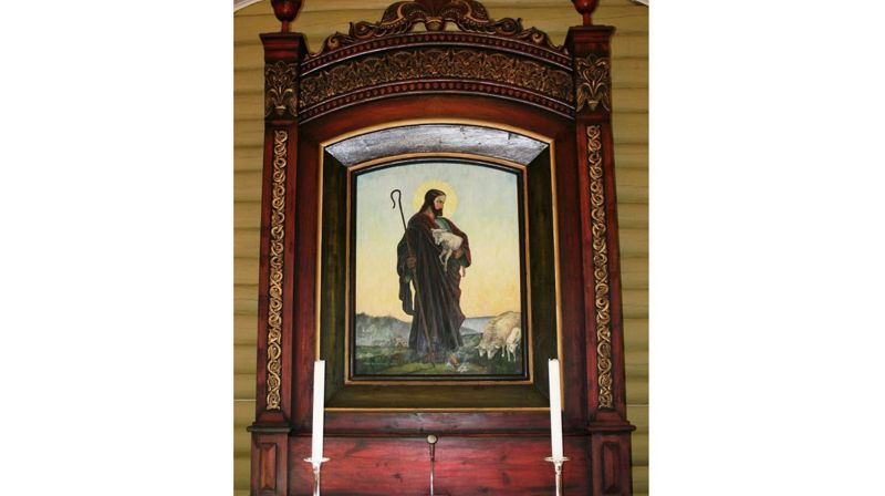 Altertavlen i Hodalen kirke viser den gode hyrde. Omrammingen er laget av Hans Trøan, og bildet ble malt av Ottar Sandmæl i 1934.