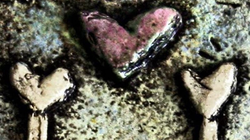 Jeg tror at kjærligheten ser sannheten, skriver Marianne Torp Træthaug, diakon i Gausdal. Keramikk/foto: Terje Dannemark