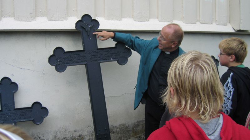 Fra en visitas i Solør. Pilegrimsprest Arne Bakken i dialog med skolebarn