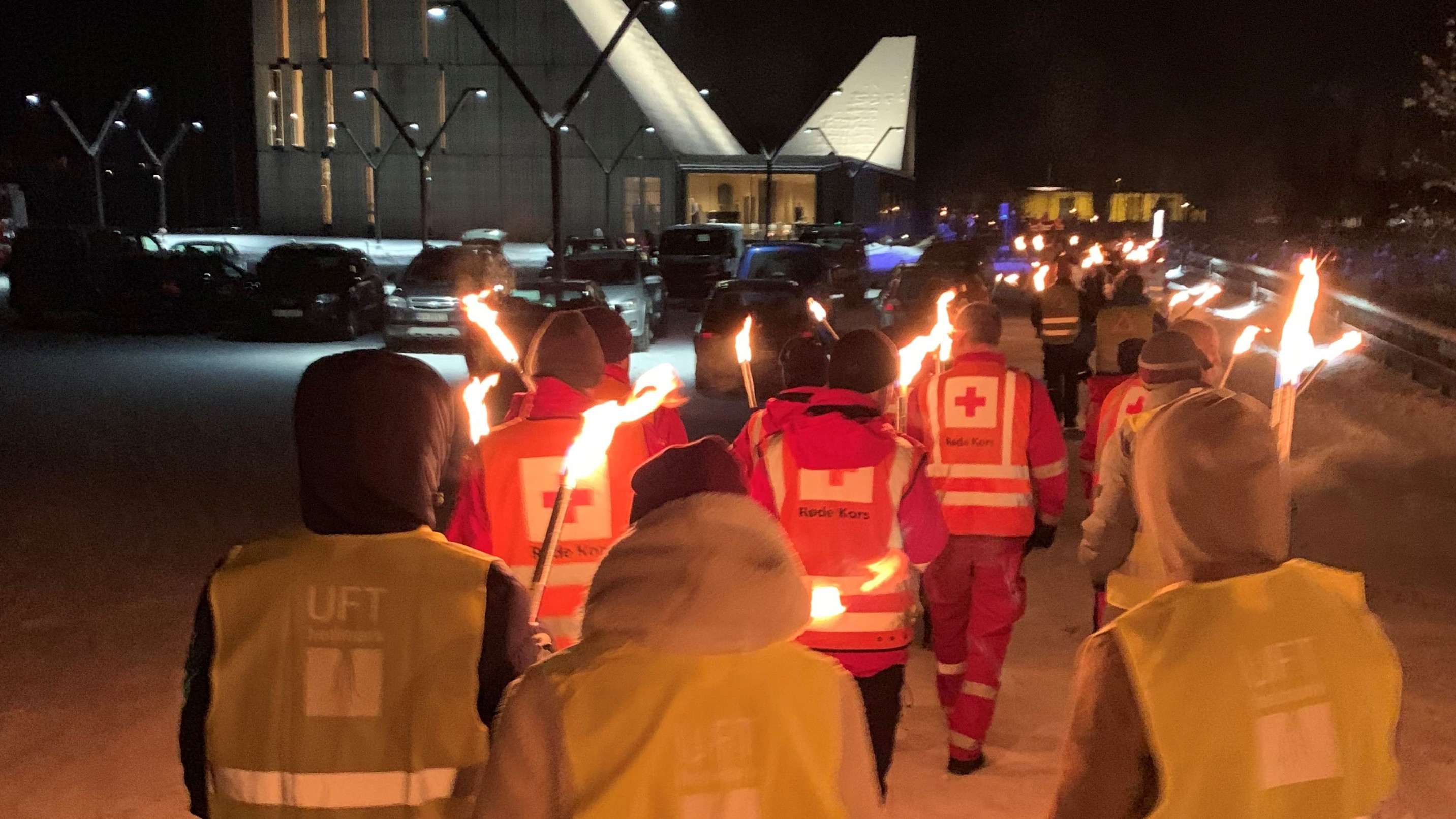 I Våler ble det tent lys langs Fv 508 gjennom Våler sentrum. Etter en samling for pårørende og gjester i kommunelokalet, gikk fakkeltoget til Våler kirke der det ble holdt en enkelt seremoni ute og deretter minnemarkering i kirken. Foto: Lars Erlend Kielland