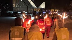 I Våler ble det tent lys langs Fv 508 gjennom Våler sentrum. Etter en samling for pårørende og gjester i kommunelokalet, gikk fakkeltoget til Våler kirke der det ble holdt en enkelt seremoni ute og deretter minnemarkering i kirken. Foto: Lars Erlend Kielland