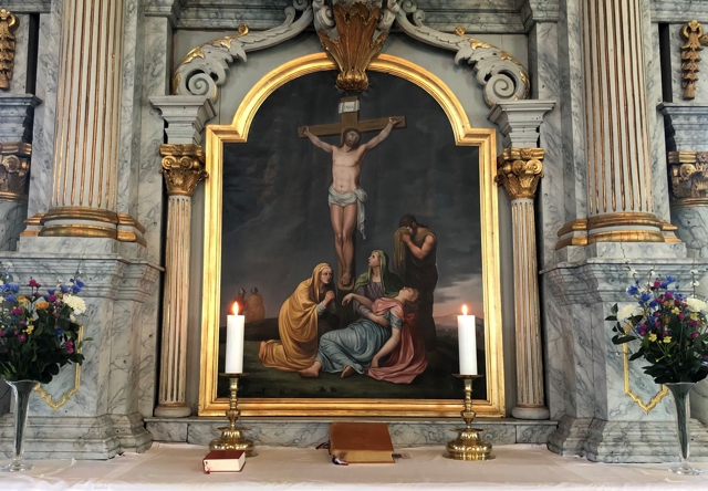 Altertavla i Sør-Fron kyrkje syner sorgen og lidinga med Jesus på krossen. Foto: Hamar bispedømmråd.