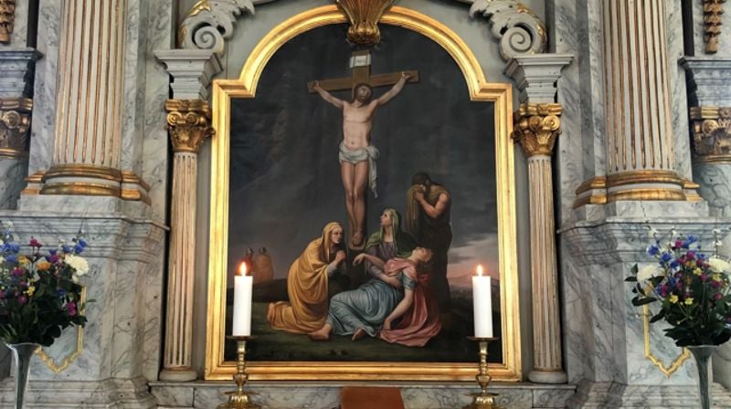 Altertavla i Sør-Fron kyrkje syner sorgen og lidinga med Jesus på krossen. Foto: Hamar bispedømmråd.