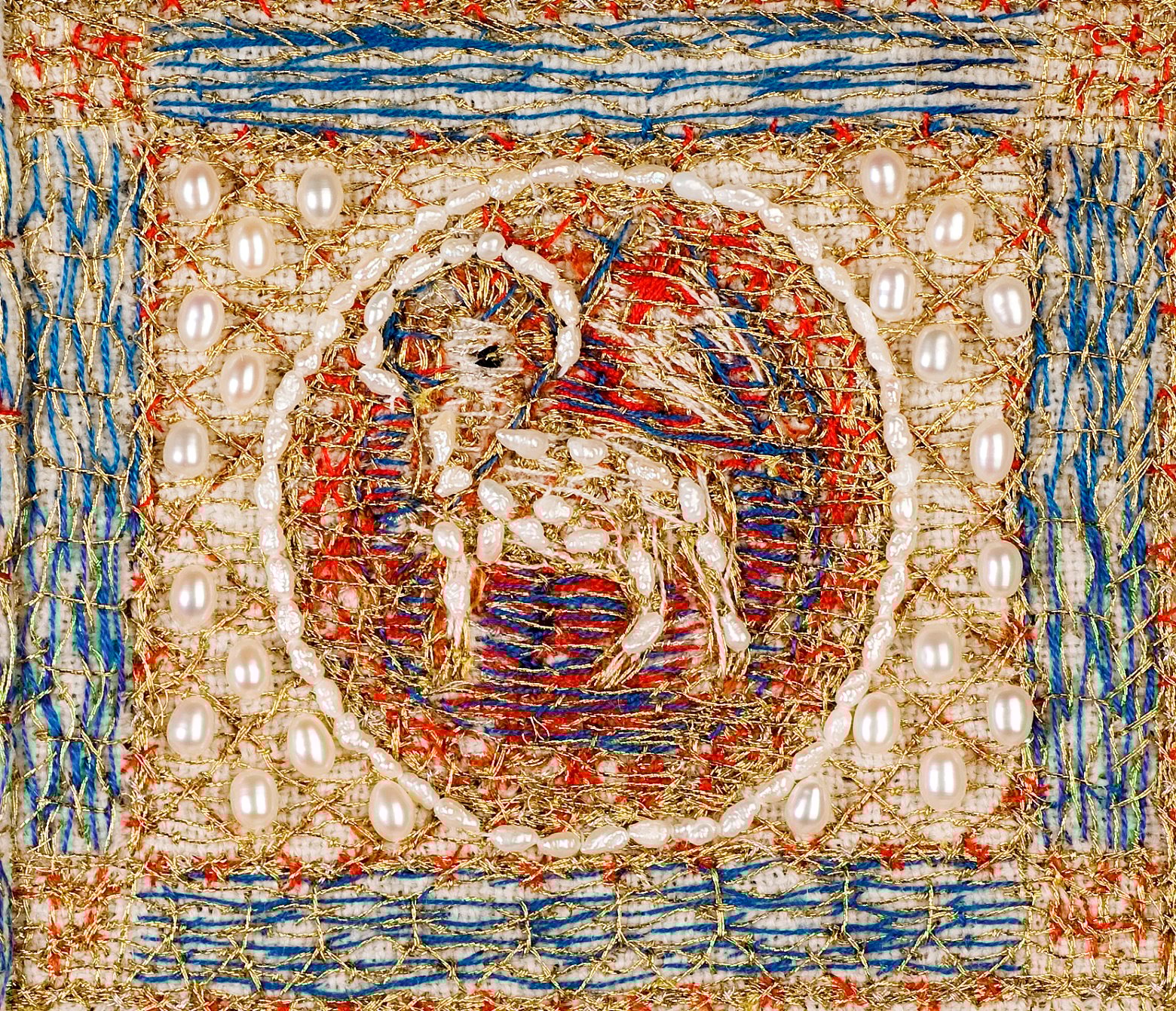 Biletet syner Guds lam framstilt som den sigrande Kristus som ber kors-fana – sigersteiknet. Symbolet sit på den minste delen av kåpa – på spennet som held bispekåpa i hop. Guds lam er eit av dei sterkaste symbola i kristendomen. Kunstnar: Borgny Farstad Svalastog Foto: Kirsti Hovde 