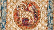 Biletet syner Guds lam framstilt som den sigrande Kristus som ber kors-fana – sigersteiknet. Symbolet sit på den minste delen av kåpa – på spennet som held bispekåpa i hop. Guds lam er eit av dei sterkaste symbola i kristendomen. Kunstnar: Borgny Farstad Svalastog Foto: Kirsti Hovde