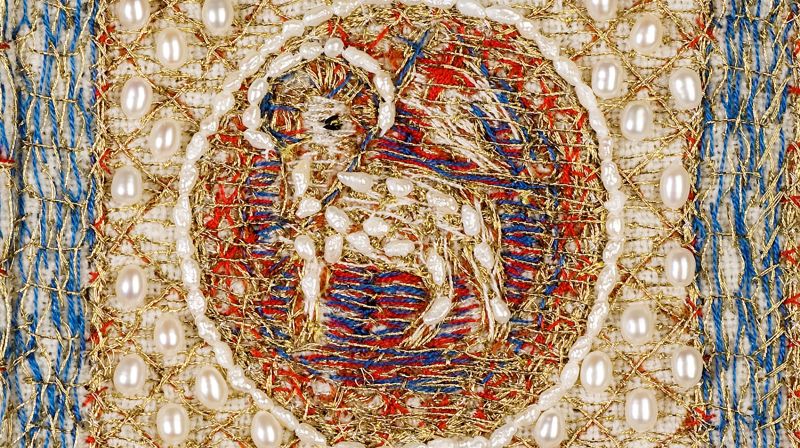 Biletet syner Guds lam framstilt som den sigrande Kristus som ber kors-fana – sigersteiknet. Symbolet sit på den minste delen av kåpa – på spennet som held bispekåpa i hop. Guds lam er eit av dei sterkaste symbola i kristendomen. Kunstnar: Borgny Farstad Svalastog Foto: Kirsti Hovde