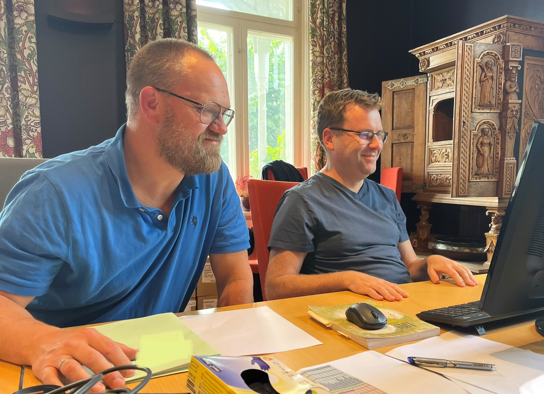 Valgrådets sekretariat sjekker at alle tallene kommer riktig inn. Tv. Jon Arne Johansen Harby og Halvard Bjørkås. Foto: Hamar bispedømmeråd