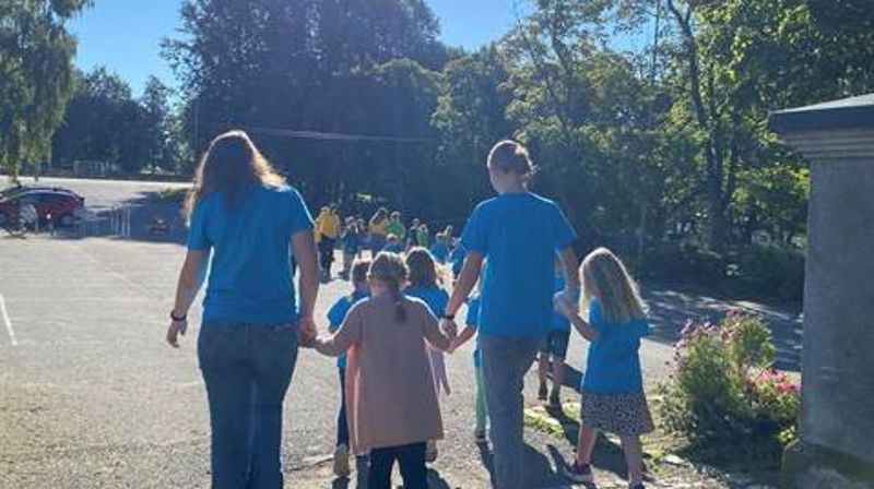 "Vi er en lang, lang rekke med venner som holder hverandres hender." Det skriver menigheten som får månedens Rose på sin Facebook-side.