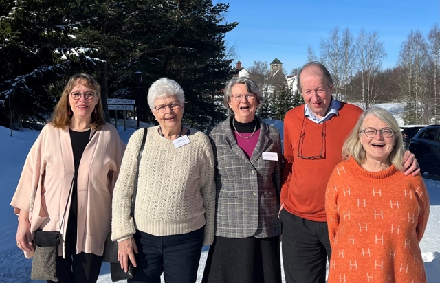 Hva har denne gjengen felles tro? Fv. Synnøve Sakura Heggem, Bergljot Urdahl, Unni Bratlien, Hans Jacob Dahl og Helle Hundevadt representerer menighetene i Elverum, Lillehammer og Dovre. Foto: Hamar bispedømmeråd.