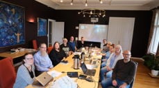 Fra oppstarten for frivilligkurs i Hamar bispedømme. Kursholderne Dorte Kappelgaard og Stephen Sirris nærmest kamera. Fire kursdeltakere var ikke tilstede da bildet ble tatt. Foto: Hamar bispedømmeråd