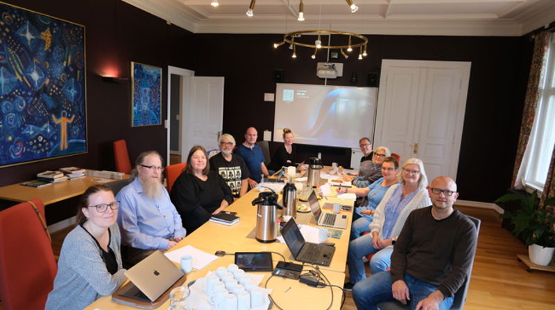 Fra oppstarten for frivilligkurs i Hamar bispedømme. Kursholderne Dorte Kappelgaard og Stephen Sirris nærmest kamera. Fire kursdeltakere var ikke tilstede da bildet ble tatt. Foto: Hamar bispedømmeråd