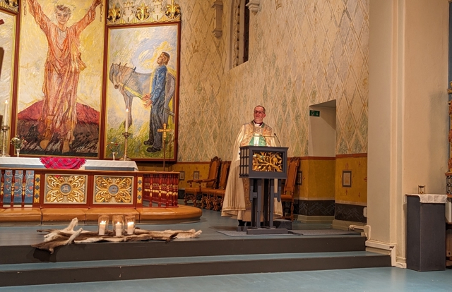 Hamar domkirke er pyntet til gudstjeneste på samenes nasjonaldag 2024. Foto: Karen Nybakk Ingebrigtsen / Innlandet fylkeskommune