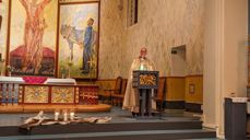 Hamar domkirke er pyntet til gudstjeneste på samenes nasjonaldag 2024. Foto: Karen Nybakk Ingebrigtsen / Innlandet fylkeskommune