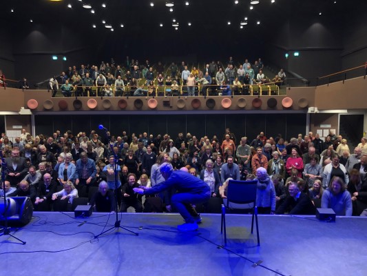 Ansatte i Hamar bispedømme tar sats med verdensmester Torbjørn Løkken. Fra fagdagene 4. og 5. oktober. Foto: Hamar bispedømme