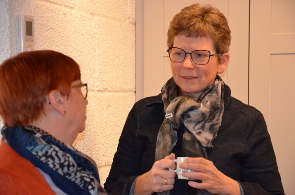 Kirkeverge Anne Berit Riisehagen Gillebo fra Øyer i samtale med prost Gerd Th. Christensen fra Ringsaker. Foto: Hamar bispedømme