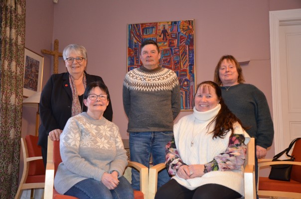 Samisk utvalg i Hamar bispedømme er fv. biskop Solveig Fiske, Siv Bakken, Løten, Lars Ivar Danielsen, Svahken sijte, Irene Kvitfjell, Lillehammer og Gunhild Hauge Bjørdal, rådgiver ved Hamar bispedømmekontor og sekretær for utvalget. Sokneprest i Biri, Hanne Moesgaard Skjesol og biskopen representerer Hamar bispedømmeråd. Foto: Jorun Vang