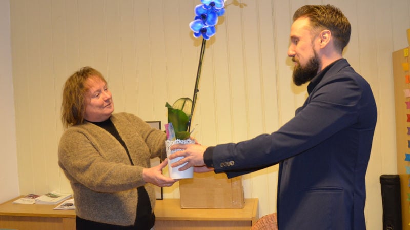 - Jeg er blitt så godt tatt imot, forteller Gunnhild gledestrålende. Her ønskes hun velkommen av kirkefagsjef Kenneth Hansen. Foto: Jorun Vang