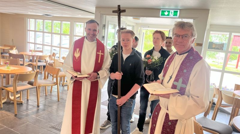 De står klare til innsettelsesgudstjenesten sammen med konfirmantene i Engehaugen, Andreas Eikevik Danbolt (t.v) påtroppende kapellan i Gjøvik og Engehaugen menigheter og Ole Jacob Nyhus til sokneprest i Engehaugen i tillegg til Gjøvik. Foto: Hamar bispedømmeråd